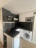 Kuchyňa alebo kuchynka v ubytovaní Superbe appartement moderne avec piscine