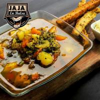 een dienblad met groenten en brood op tafel bij Balsa Surf Camp in Montañita