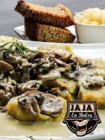 twee borden met champignons en brood bij Balsa Surf Camp in Montañita