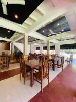 Posezení v ubytování Green Island Hotel Waikkal