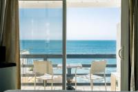 Una habitación con balcón con vista al mar. en Laguna Cove Hotel, en Laguna Beach