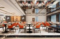 滨江万璟酒店 One Gem Hotel في هايكو: غرفة طعام مع طاولات وكراسي
