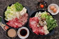 twee borden met vlees en groenten op tafel bij UE Garden Resort in Chiba