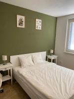 Posteľ alebo postele v izbe v ubytovaní Cozy, bright room with free parking