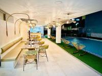 ブカラマンガにあるHotel Guaneのプール、テーブル、椅子付きのレストランを提供しています。