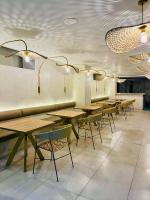 ブカラマンガにあるHotel Guaneのレストランのテーブルと椅子の列