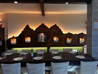 een eetkamer met een lange tafel en stoelen bij Relax Della Valle in Coassolo Torinese