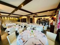 een eetkamer met witte tafels en witte stoelen bij Relax Della Valle in Coassolo Torinese