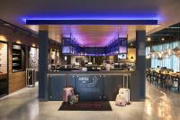 ヨークにあるMoxy Yorkの部屋の中央にバーがあるレストラン