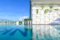 un rendimiento de un edificio con piscina en Wink Hotel Can Tho Ninh Kieu Wharf - 24hrs Stay &amp; Rooftop Pool Bar, en Can Tho