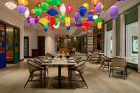岘港Danang Marriott Resort & Spa的餐厅里摆放着桌椅和色彩鲜艳的灯笼。