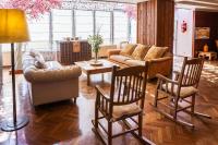 Una sala de estar con un sofá y sillas y una mesa. en Sheraton Bariloche Hotel, en San Carlos de Bariloche