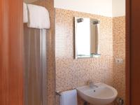 A bathroom at Hotel Arco Romana
