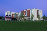 Un gran edificio con un cartel delante. en SpringHill Suites by Marriott Canton, en North Canton