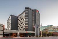 un edificio negro alto con una bandera americana delante de él en Provo Marriott Hotel &amp; Conference Center, en Provo