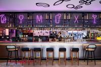 Moxy Seoul Myeongdongにあるラウンジまたはバー