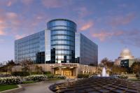 un gran edificio de cristal con una fuente frente a él en Sheraton Cerritos, en Buena Park