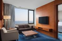 TV a/nebo společenská místnost v ubytování Sheraton Istanbul Atakoy Hotel