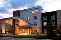 un rendimiento de la entrada a un edificio en Fairfield Inn &amp; Suites by Marriott Lethbridge, en Lethbridge