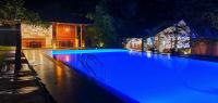 una piscina con iluminación azul por la noche en NATURALIZA, en Sigiriya