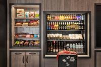 una nevera llena de diferentes tipos de bebidas en Moxy Bremen, en Bremen