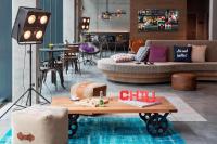 Una sala de estar con un sofá y una mesa de café. en Moxy Stuttgart Airport&#47;Messe, en Leinfelden-Echterdingen