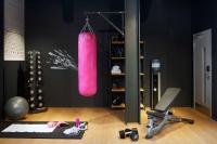Moxy Milton Keynesにあるフィットネスセンターまたはフィットネス設備