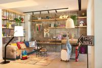 una sala de estar llena de muebles en Moxy Patra Marina, en Patra