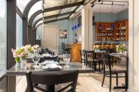 um restaurante com mesas e cadeiras com flores em Atlantic Oceanside Hotel & Conference Center em Bar Harbor