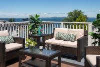 um pátio com 2 cadeiras e uma mesa com copos de vinho em Atlantic Oceanside Hotel & Conference Center em Bar Harbor