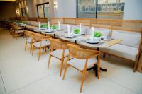 ザンジバルシティにあるNew Amaan Hotelの長いテーブルと椅子のあるダイニングルーム