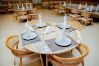 ザンジバルシティにあるNew Amaan Hotelのテーブル(皿、調理器具付)