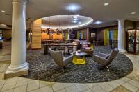 ニューバーンにあるSpringHill Suites by Marriott New Bernの建物内の椅子とテーブルのあるロビー