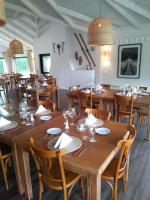 En restaurant eller et andet spisested på Hosteria El Puma