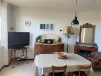 Telewizja i/lub zestaw kina domowego w obiekcie Location maison à Chadron : Haute Loire