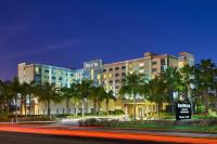 Un edificio con palmeras frente a una calle. en The Westin Lake Mary, Orlando North, en Lake Mary