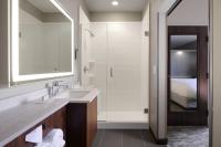 SpringHill Suites by Marriott San Antonio Northwest at The RIMにあるバスルーム