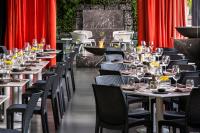 een eetkamer met tafels en stoelen en rode gordijnen bij The Ritz-Carlton, Santiago in Santiago