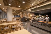 阿蘇市にある亀の井ホテル 阿蘇のカフェテリアで2人のシェフが料理を準備しているレストラン