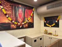 Una cocina con un gran cuadro en la pared. en The Paradise Kingdom, en Kanchipuram