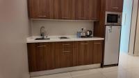 سمت ان النرجس للشقق المخدومة - Samt Inn Al Narjis Serviced Apartmentsにあるキッチンまたは簡易キッチン
