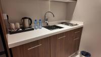 سمت ان النرجس للشقق المخدومة - Samt Inn Al Narjis Serviced Apartmentsにあるキッチンまたは簡易キッチン