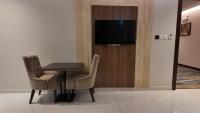 سمت ان النرجس للشقق المخدومة - Samt Inn Al Narjis Serviced Apartmentsにあるテレビまたはエンターテインメントセンター