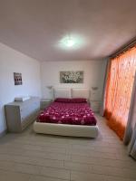 Posteľ alebo postele v izbe v ubytovaní Villetta Ulivi CA7 sun terrace by Gardadomusmea