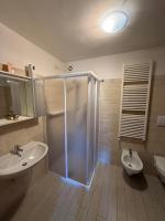 Kúpeľňa v ubytovaní Villetta Ulivi CA7 sun terrace by Gardadomusmea