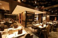 Un restaurante con mesas y sillas en una sala. en Hotel NOAH SPIRE, en Agartala