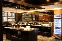 un restaurante con un bar y una barra con comida en Hotel NOAH SPIRE, en Agartala