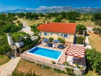 Bazén v ubytovaní MY DALMATIA - Villa Sucic with private pool and mountain view alebo v jeho blízkosti
