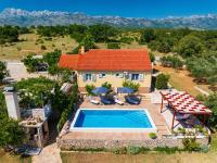 Bazén v ubytovaní MY DALMATIA - Villa Sucic with private pool and mountain view alebo v jeho blízkosti