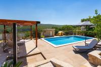 Bazén v ubytovaní MY DALMATIA - Villa Sucic with private pool and mountain view alebo v jeho blízkosti